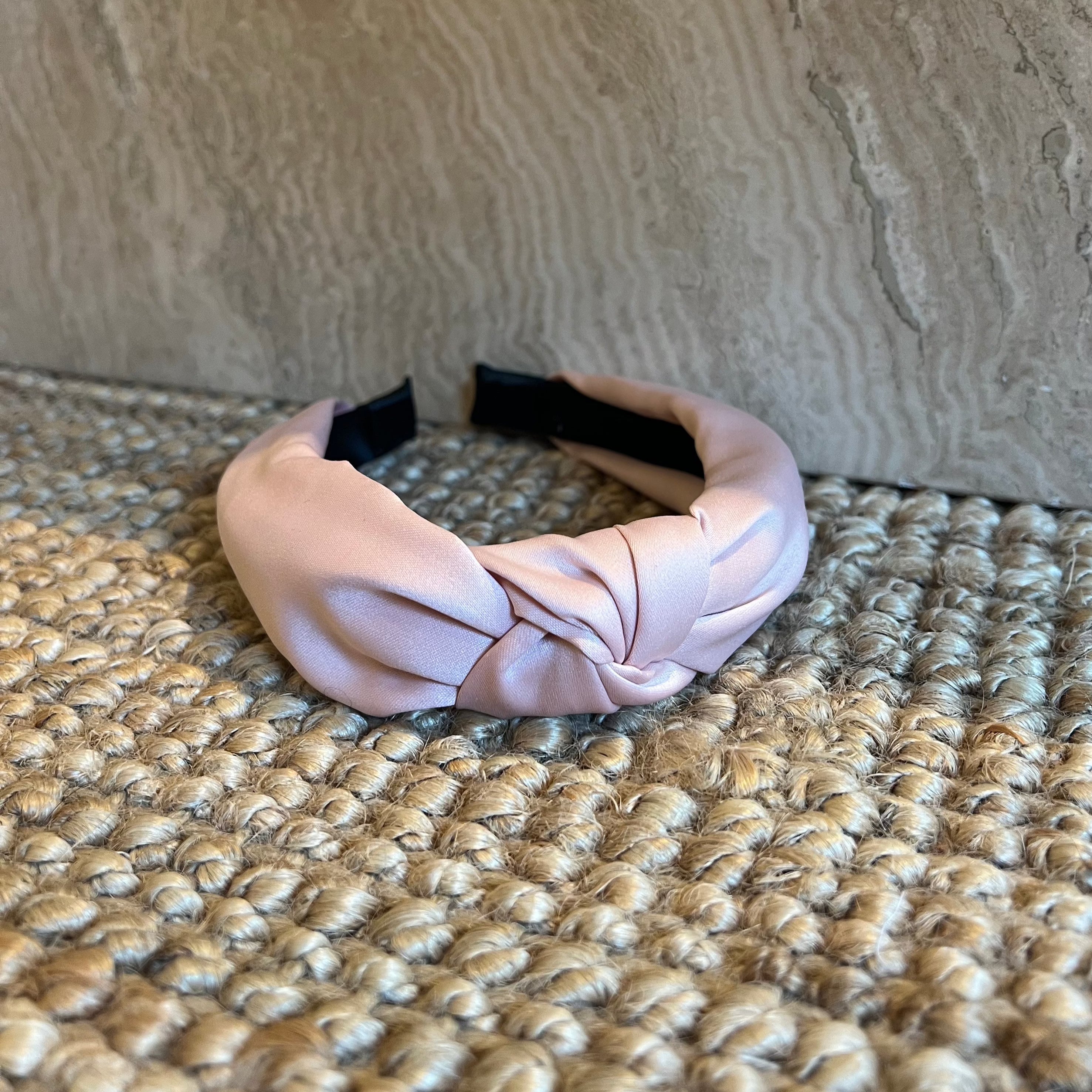 Hårbøjle, Satin