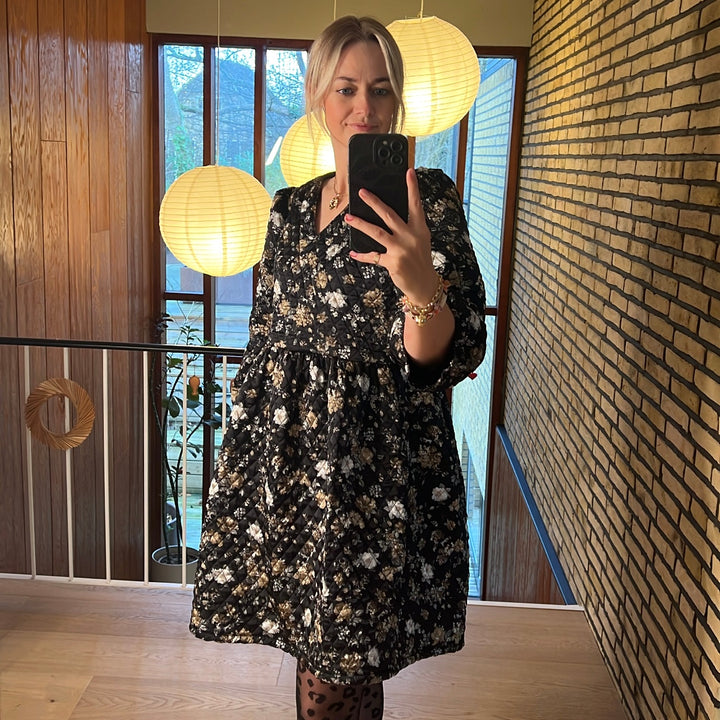 Jo Kort Kjole, Quiltet Flowers