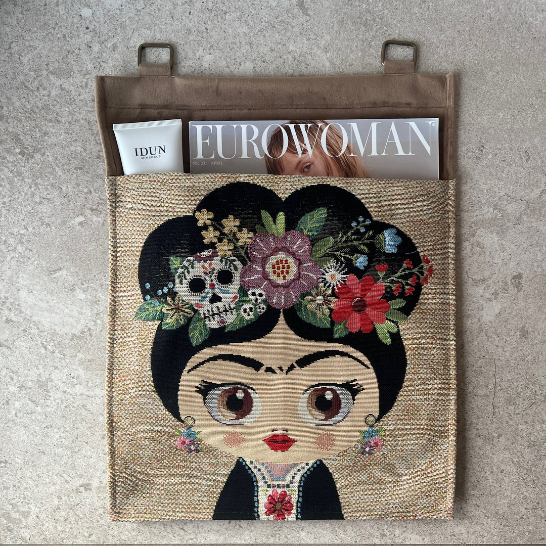 Magasinholder, Frida