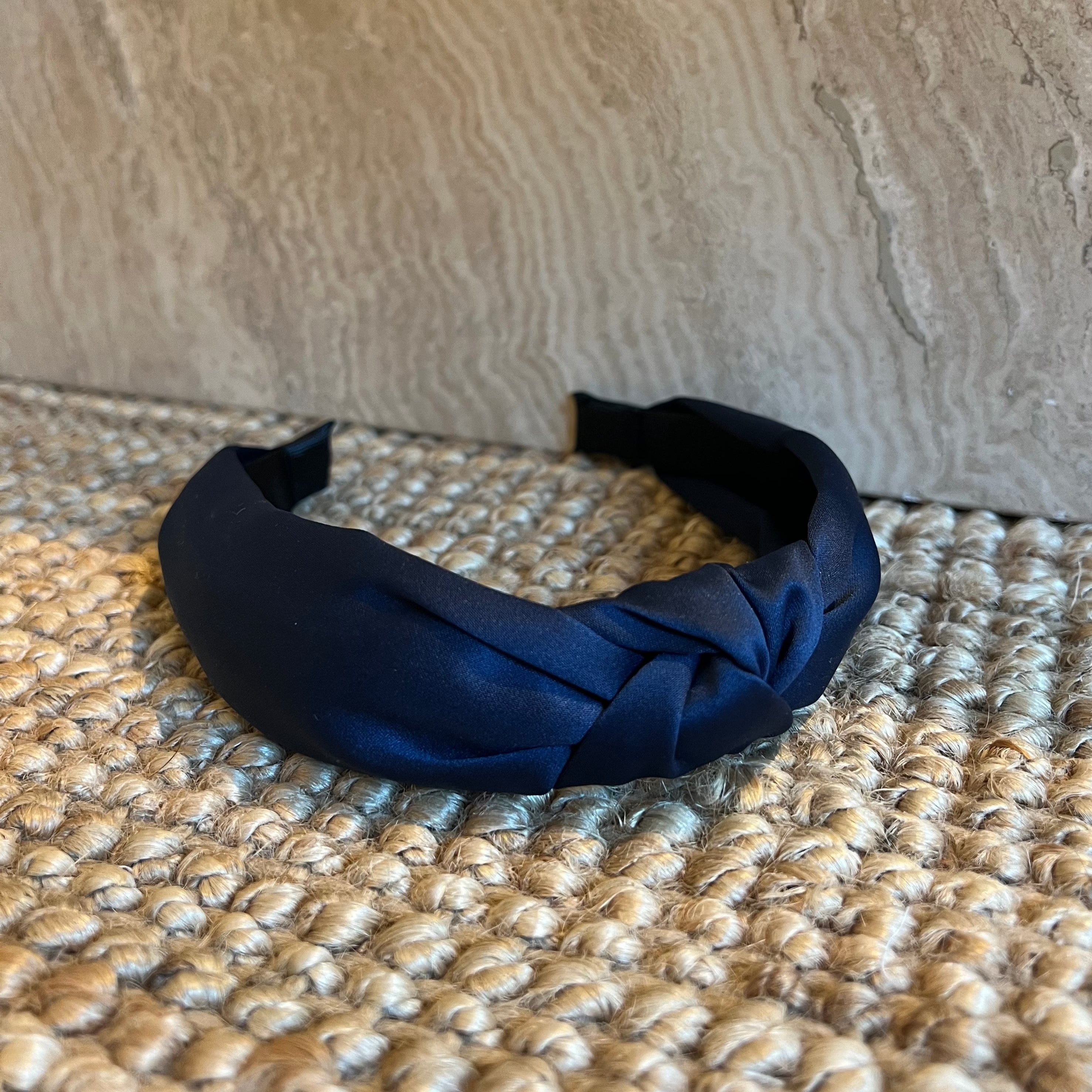 Hårbøjle, Satin