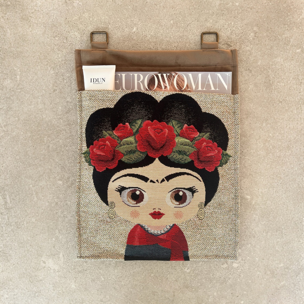 Frida, Magasinholder