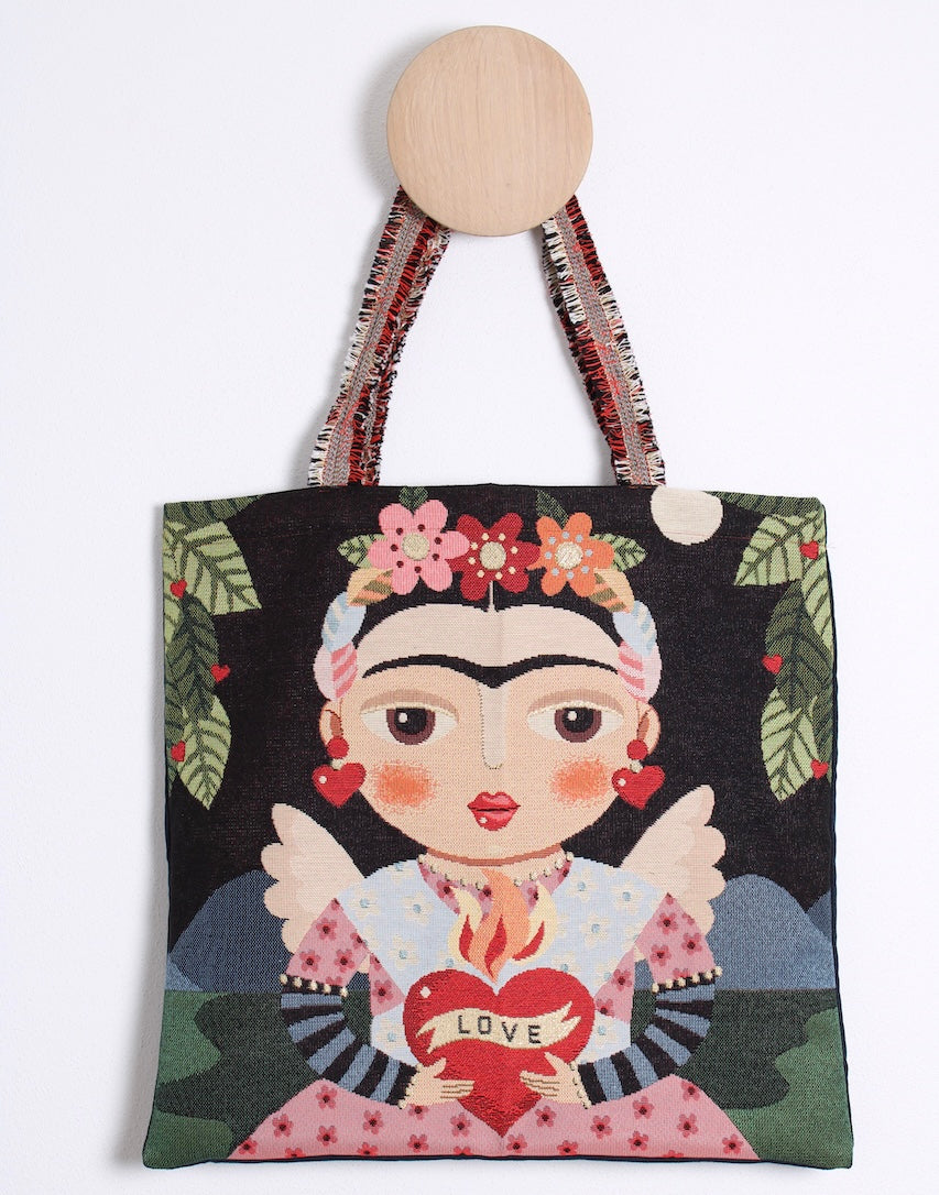 Frida Taske, Love