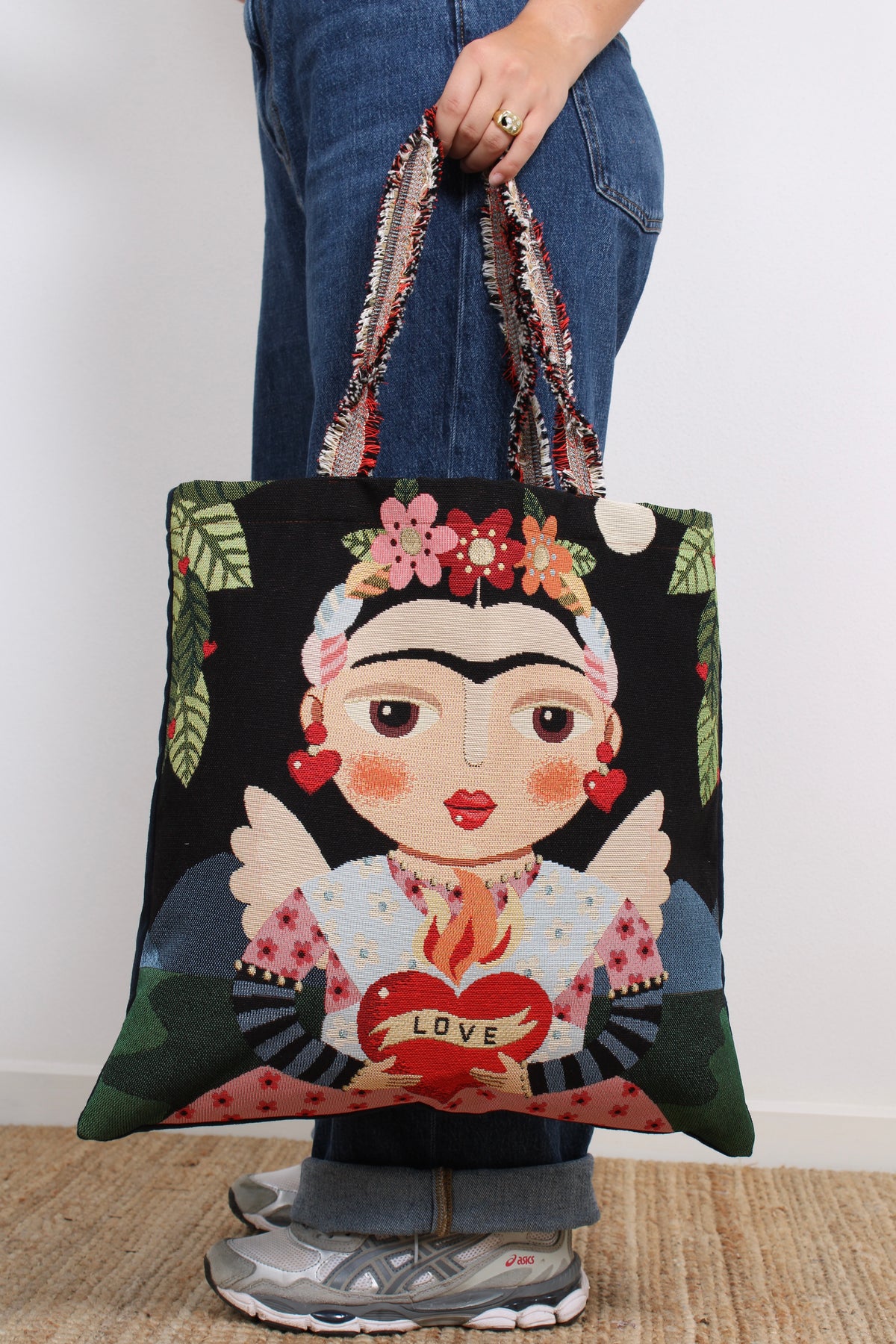 Frida Taske, Love